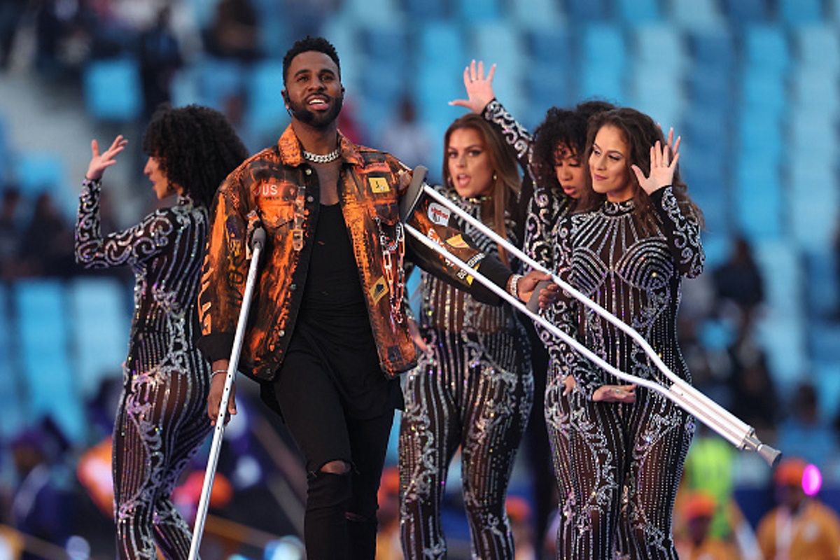 Jason Derulo wyszedł na scenę o kulach. Znamy powód jego niedyspozycji