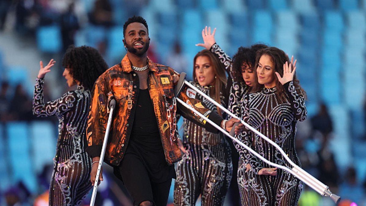 Jason Derulo doświadczył złamania kości śródstopia. Musiał wyjść na scenę o kulach