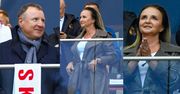 "Wyluzowana" Joanna Kurska w skórzanym płaszczu i z zaczesanymi włosami kibicuje biało-czerwonym z Jackiem (ZDJĘCIA)