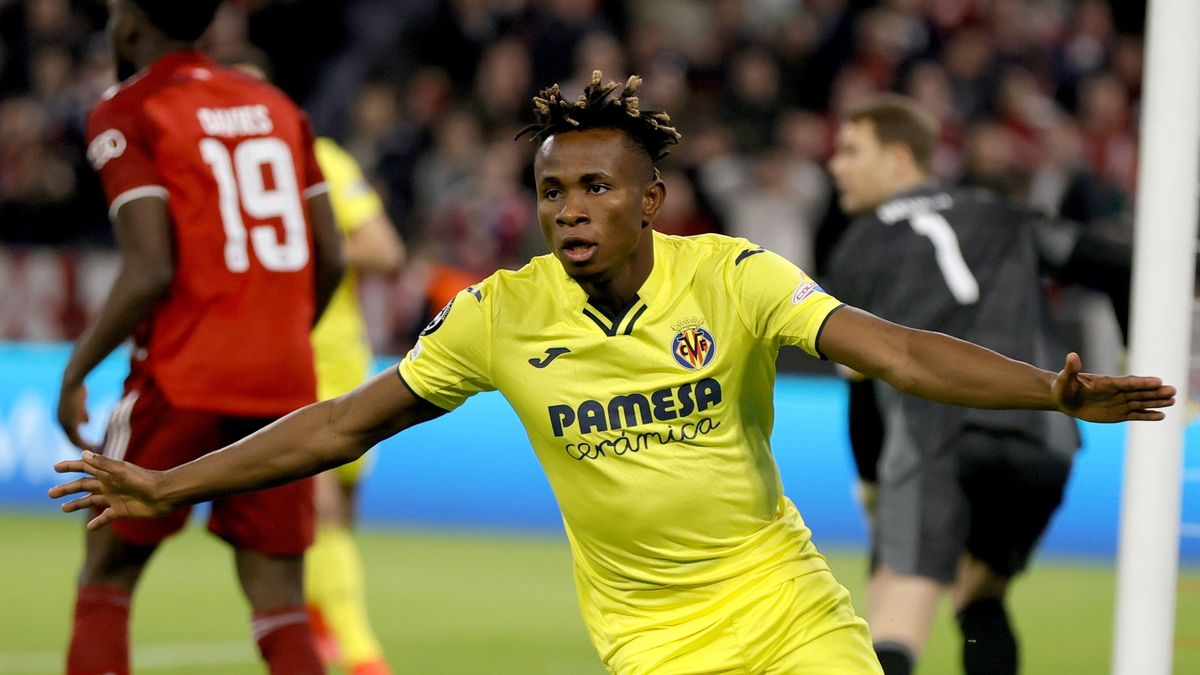 epaselect epa09887026 Villarreal's Samuel Chukwueze celebrates scoring the 1-1 during the UEFA Champions League quarter final, second leg soccer match between Bayern Munich and Villarreal CF in Munich, Germany, 12 April 2022. EPA/RONALD WITTEK Dostawca: PAP/EPA.