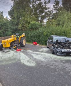 Osobówka zderzyła się z ciągnikiem. Jedna osoba w szpitalu