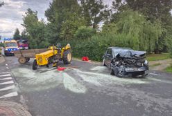 Osobówka zderzyła się z ciągnikiem. Jedna osoba w szpitalu