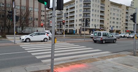 Przejście dla pieszych zapatrzonych w telefon. Pierwszy taki sygnalizator w Polsce