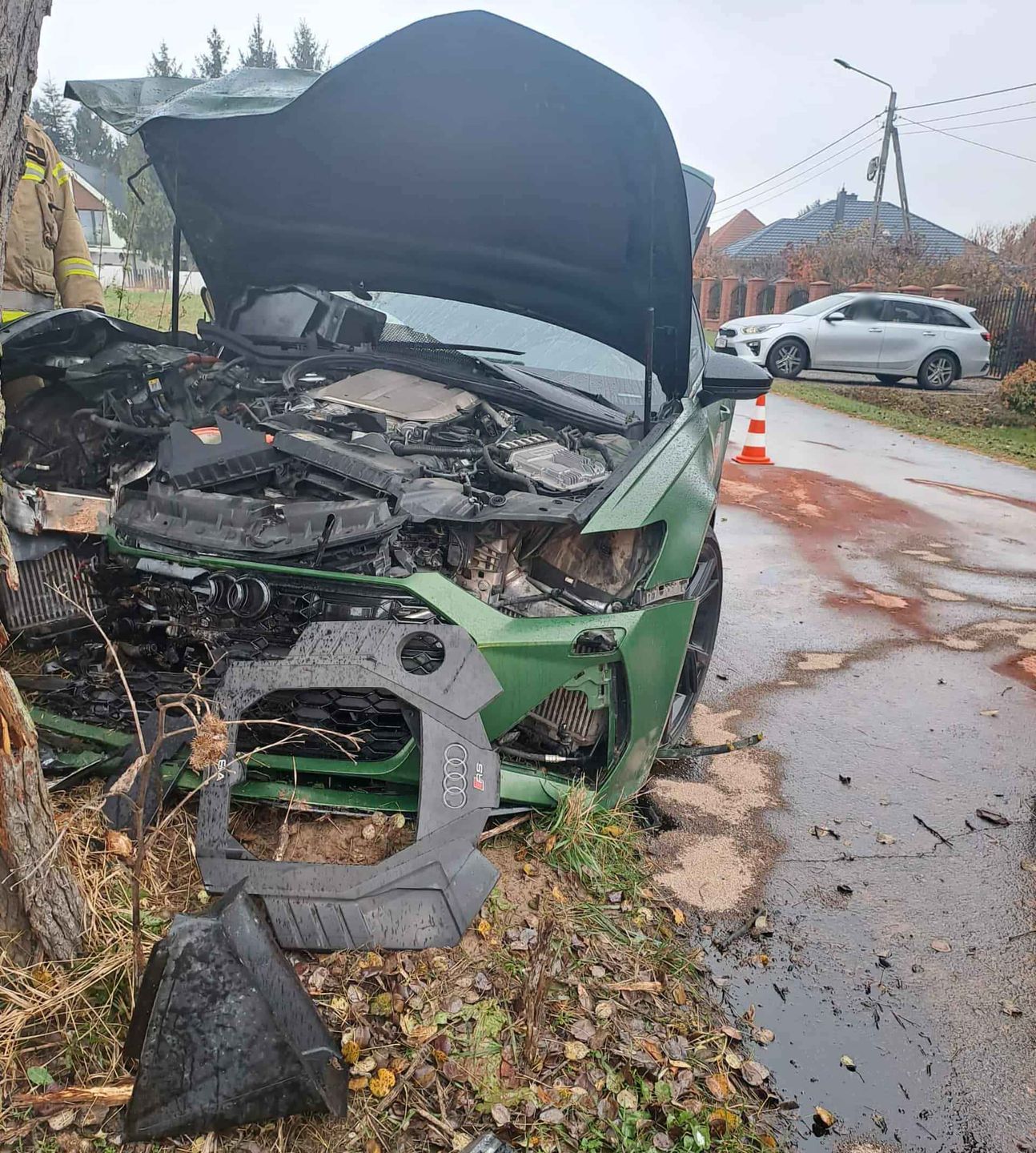 Groźne zdarzenie drogowe w Jakubowicach Konińskich. Audi uderzyło w drzewo
