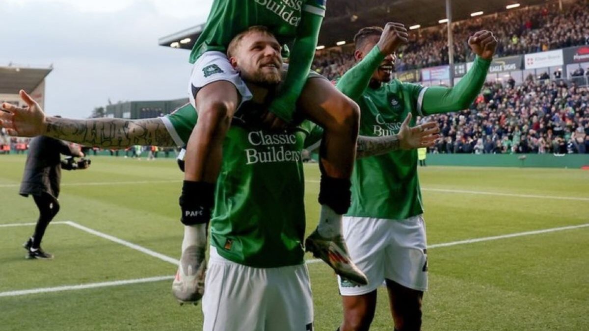 Tymoteusz Puchacz w barwach Plymouth Argyle po wygranym meczu