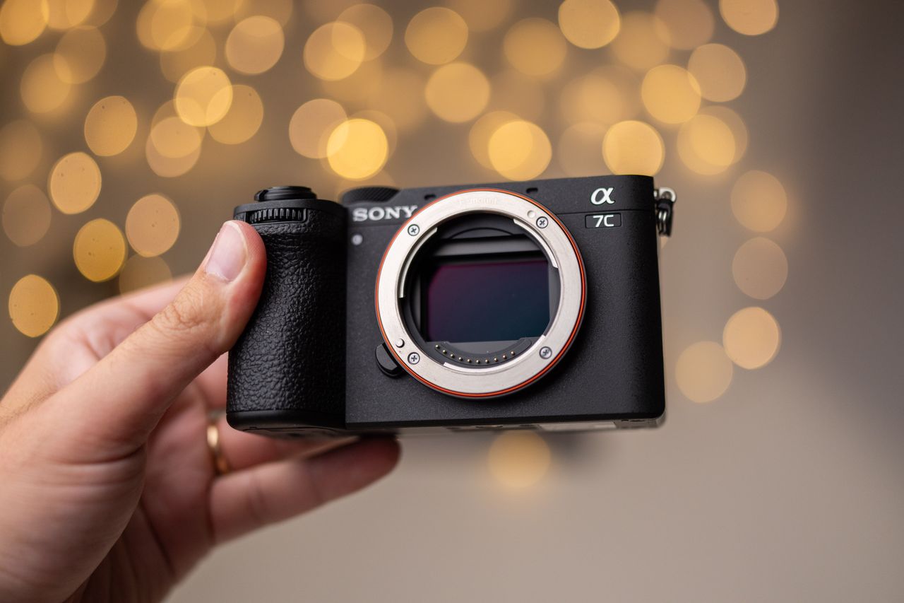 Sony A7C II łączy w sobie kompaktowy rozmiar ze znaczną funkcjonalnością.