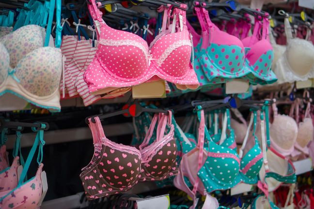 Odpowiedni rozmiar miseczek i obwód pod biustem jest kluczowy w wyborze biustonosza. Właściwie dobrany stanik pozwoli nam uniknąć utraty jędrności piersi, zapobiegnie ich bólowi oraz dolegliwościom pleców