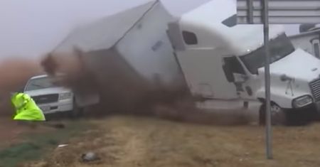 Wypadek ciężarówki. Fotograf ledwo uszedł z życiem