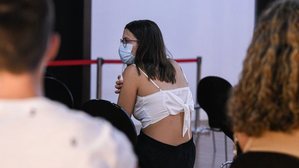 Ból głowu, zawroty, omdlenia - to najczęstsze dolegliwości zgłaszane przez młodzież po szczepieniu