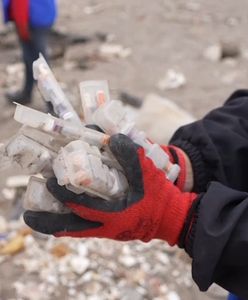 Zaskakujące odkrycie w Peru. Tysiące niemieckich szczepionek na plaży