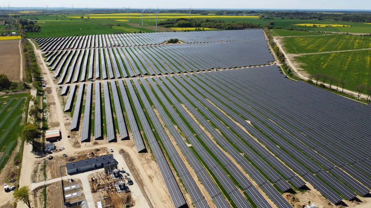 We wrześniu otwarto największą w Polsce farmę fotowoltaiczną Zwartowo – zlokalizowanej w województwie pomorskim – zakończyło pierwszy etap budowy największej inwestycji fotowoltaicznej w Polsce oraz w tej części Europy. Farma zlokalizowana na powierzchni 300 ha docelowo dostarczy zieloną energię do około 153 tys. gospodarstw domowych. 