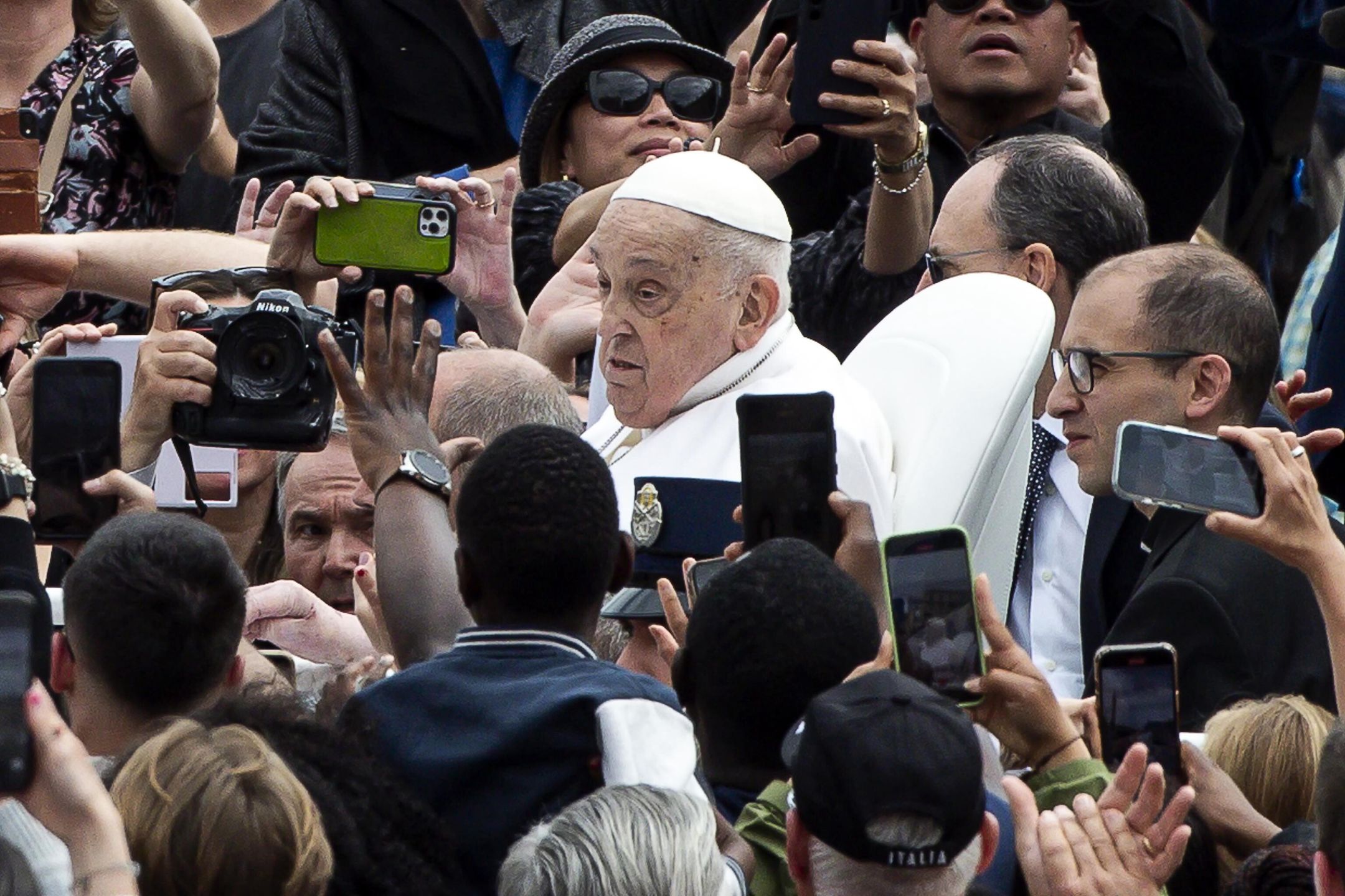 Holy Mass Easter Sunday and Urbi et Orbi Blessing in Vaticanepaselect epa12042360 Pope Francis greets the faithful after the Urbi et Orbi blessing following the Easter Mass in Saint Peter's Square, in Vatican City, 20 April 2025.  EPA/ANGELO CARCONI Dostawca: PAP/EPA.ANGELO CARCONIepaselect