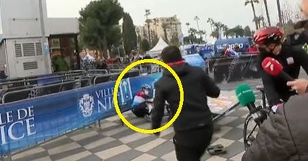 Co tam się stało? Kuriozalna kontuzja kolarza (wideo)