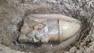 Pracował na własnej działce i natrafił na niezwykły skarb. Odkrycie w Egipcie zaskoczyło archeologów