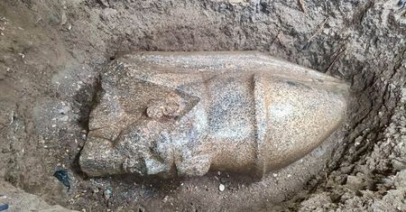 Pracował na własnej działce i natrafił na niezwykły skarb. Odkrycie w Egipcie zaskoczyło archeologów