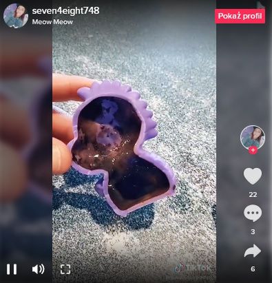 W środku gumowych zabawek do kąpieli zbiera się pleśń