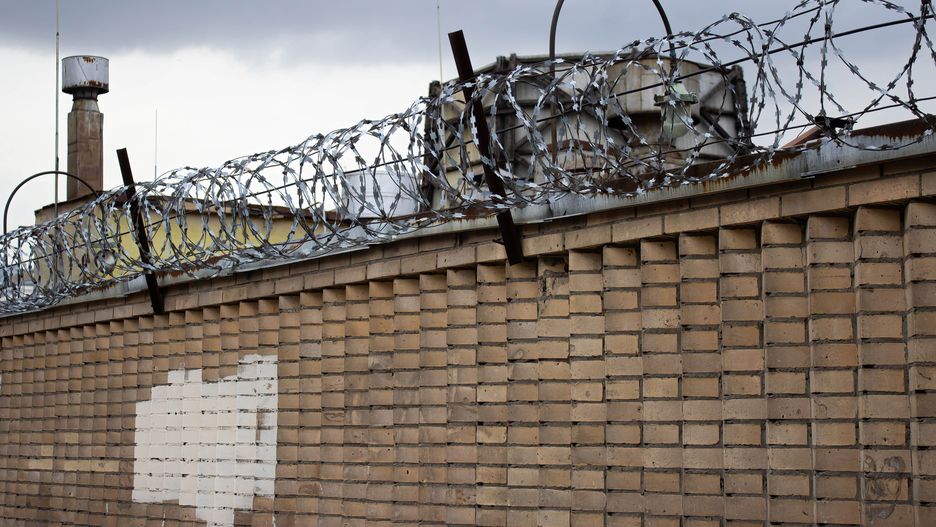 MOSCOW, RUSSIA - 2023/04/04: Barbed wire is seen on top of the Lefortovo prison wall in Moscow. Lefortovo Prison is currently under the jurisdiction of the Russian Ministry of Justice and is officially referred to as the Lefortovo investigative isolator. It is generally known for being the place where high-profile and political prisoners await their trial. American reporter at The Wall Street Journal Evan Gershkovich is currently awaiting trial in the Lefortovo prison. Gershkovich was detained by Russia's Federal Security Service on charges of espionage in March 2023. (Photo by Vlad Karkov/SOPA Images/LightRocket via Getty Images)