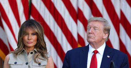 Donald Trump zostanie poddany KWARANTANNIE? Prezydent USA musi odizolować się od Melanii i syna