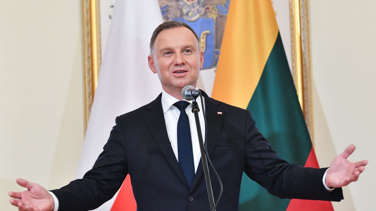 Jaszuny, Litwa, 06.07.2023. Prezydent Andrzej Duda podczas uroczystego wręczania odznaczeń państwowych w Pałacu Balińskich w Jaszunach, 6 bm. Polska para prezydencka przebywa z oficjalną wizytą na Litwie. (ad) PAP/Radek Pietruszka