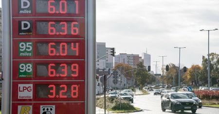 Adam Bielan zaniepokojony drożyzną. Wskazuje jednak na ceny na zachodzie Europy