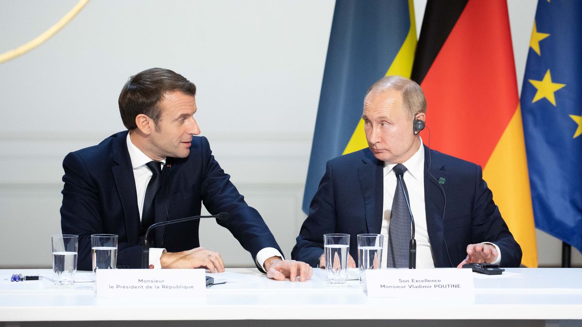 Prezydent Francji Emmanuel Macron (z lewej) oraz prezydent Rosji Władimir Putin (z prawej)