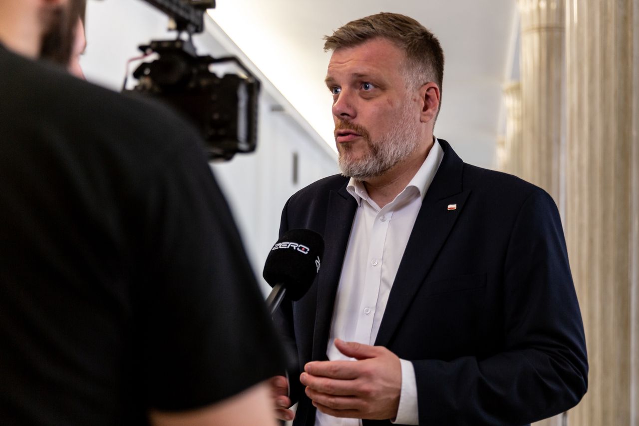 "Tchórzliwy wobec wielkiego biznesu". Zandberg krytykuje rząd