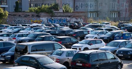 Polacy jeżdżą najstarszymi samochodami w UE. Prawie połowa ma 20 lat