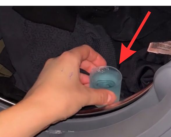 Wlej do nakrętki i włóż do pralki. Nie uwierzysz, jak to działa