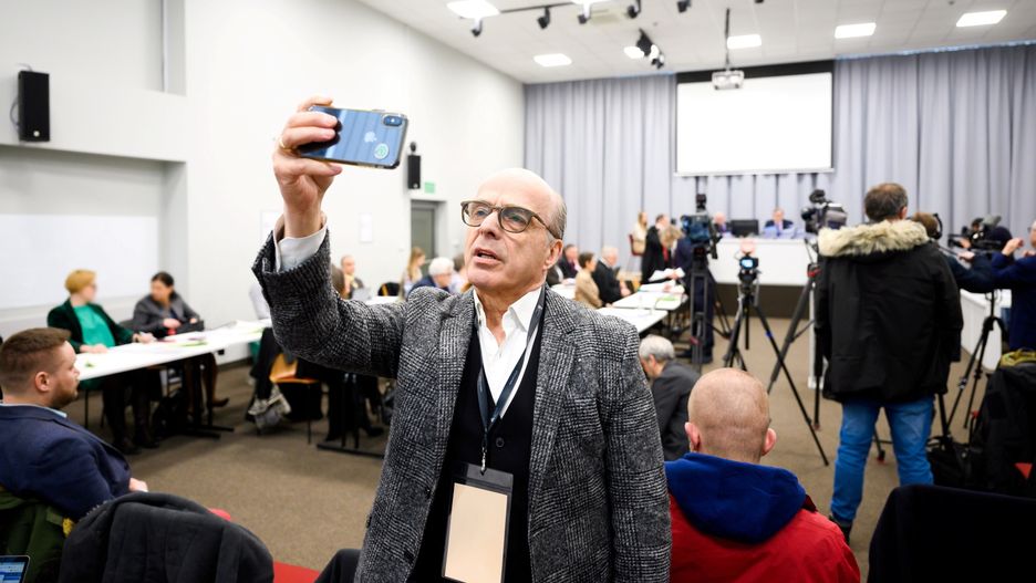 Dziennikarz Jan Pospieszalski (C) na sali przed rozprawą w Okręgowym Sądzie Lekarskim Wielkopolskiej Izby Lekarskiej w Poznaniu