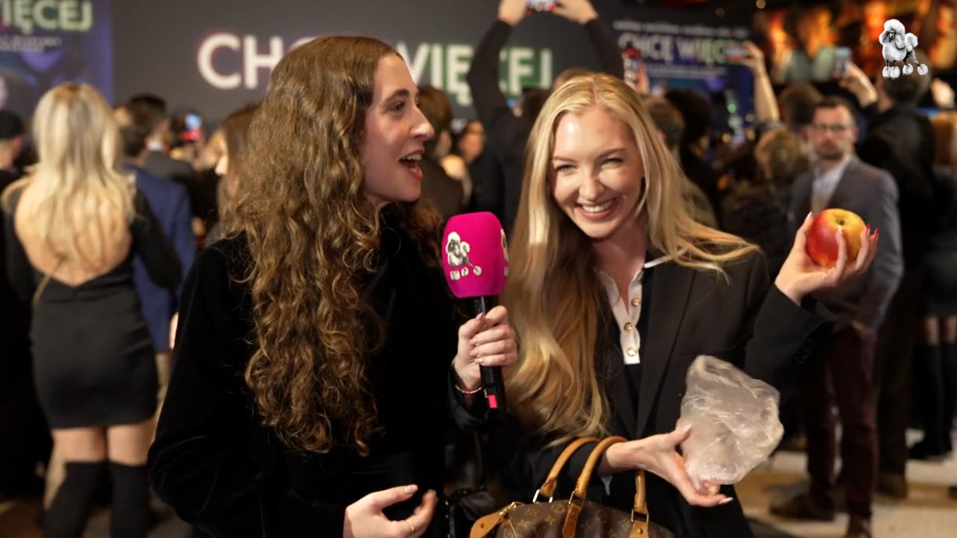 Martirenti spróbowała przysmaku dla koni. Teraz się tłumaczy