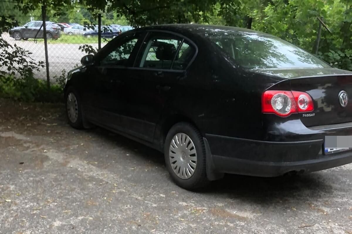 Volkswagen ukryty na osiedlowym parkingu