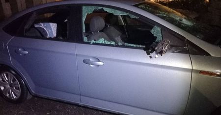 Chwycił za siekierę. Zdewastował zaparkowane auta