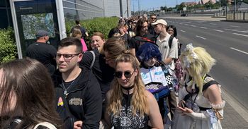 Poznań: Gigantyczna kolejka przed MTP. Czekają na wejście na festiwal Pyrkon 2025.
