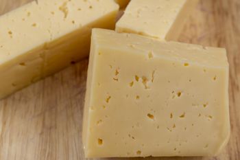 Sieć wycofuje ser. W produkcie wykryto bakterię Listeria