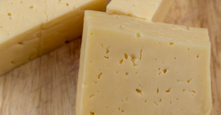 Sieć wycofuje ser. W produkcie wykryto bakterię Listeria