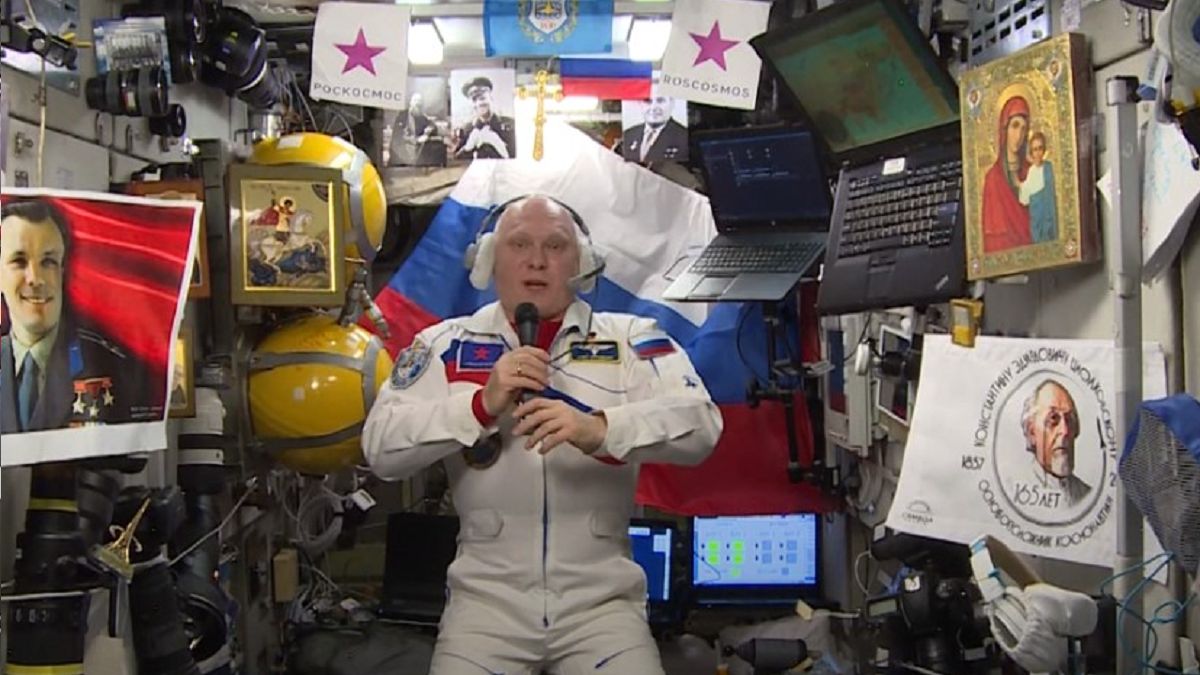 Rosyjski kosmonauta przemówił w otoczeniu ikon i flagi ZSRR 