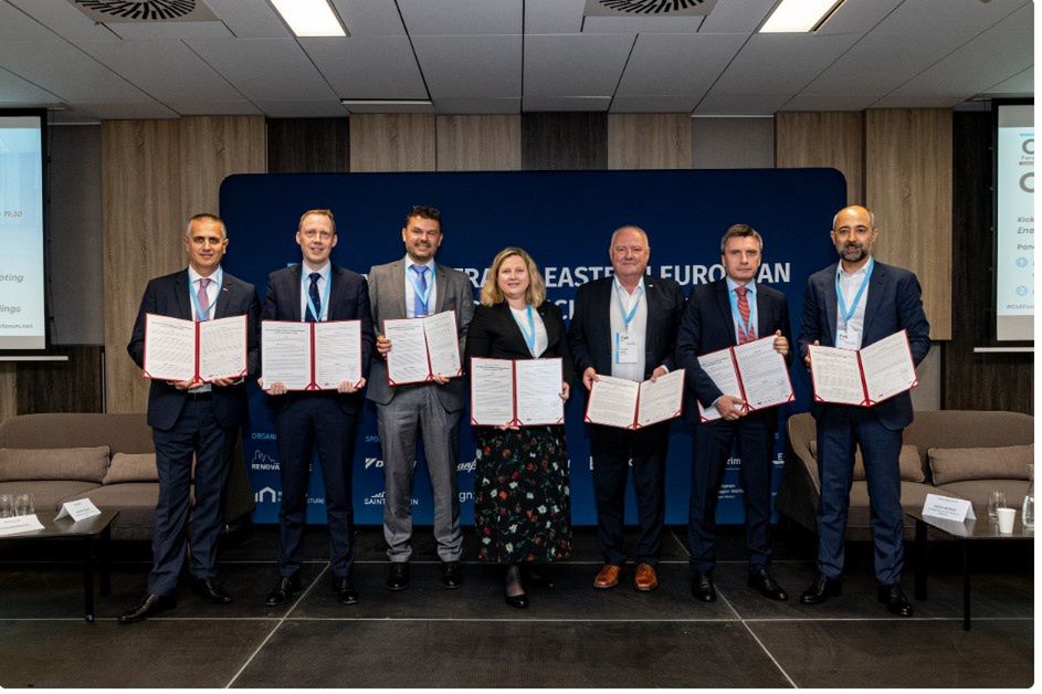 Sygnarariusze memorandum- od lewej: Krisztián Mészáros (Senior Vice President, CEE Region, VELUX), Adam Jedrzejczak (East Europe Regional President, DANFOSS), Radek Bedrna (Managing Director, Eastern Europe and Middle East, KNAUF INSULATION), Tanja Banay (General Manager Strategic Business Unit Commercial CEE, DAIKIN), Tomáš Rosák (CEO, Eastern Europe, SAINT-GOBAIN), Andrzej Kielar (Managing Director, Central and Eastern Europe, ROCKWOOL), and Eran Görgen (CEO, Europe East, SIGNIFY)