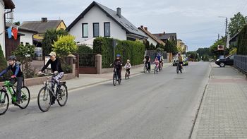 Parafialny Rajd Rowerowy "Nepomucen" w Przysusze. Na trasę wyjechali dorośli i dzieci.