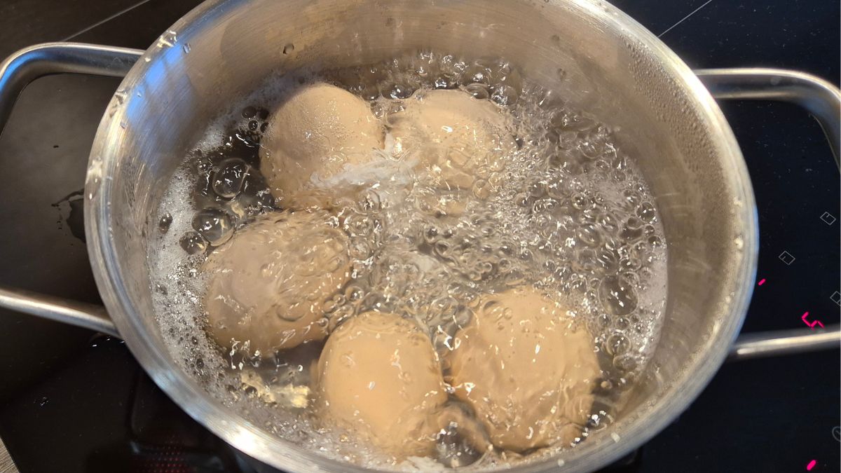 Jak ugotować jajka do sałatki jarzynowej