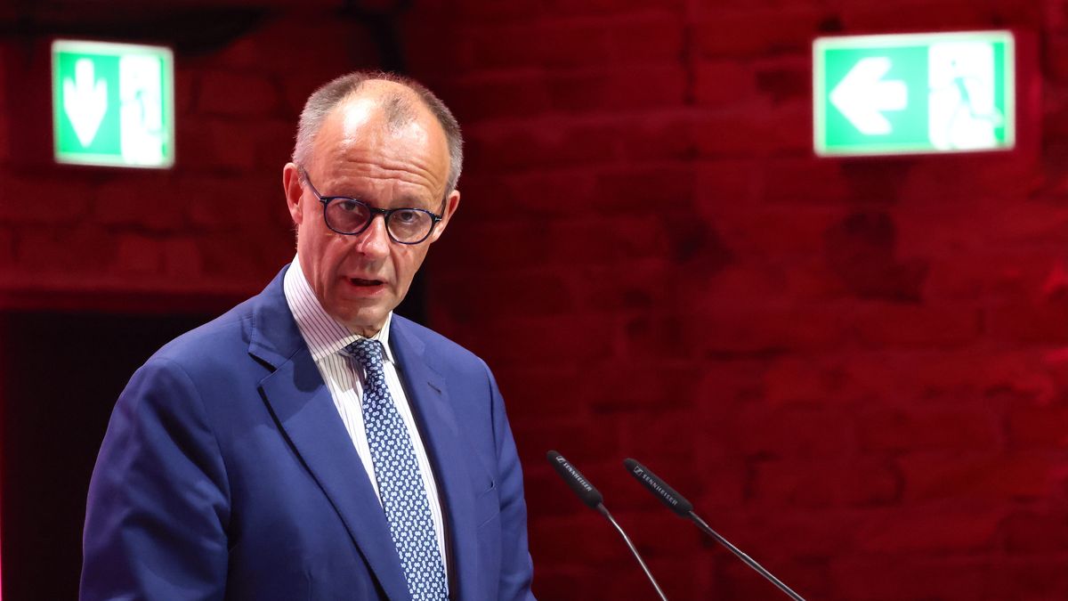 German Chancellor Merz attends Family Business Days 2025
epaselect epa12159642 German Chancellor Friedrich Merz delivers a speech during the 'Family Business Day' in Berlin, Germany, 06 June 2025. Under the event motto 'A fresh start!', the entrepreneurs will discuss structural reforms in terms of bureaucracy, energy and labor costs as well as security policy challenges.  EPA/HANNIBAL HANSCHKE 
Dostawca: PAP/EPA.
HANNIBAL HANSCHKE
epaselect