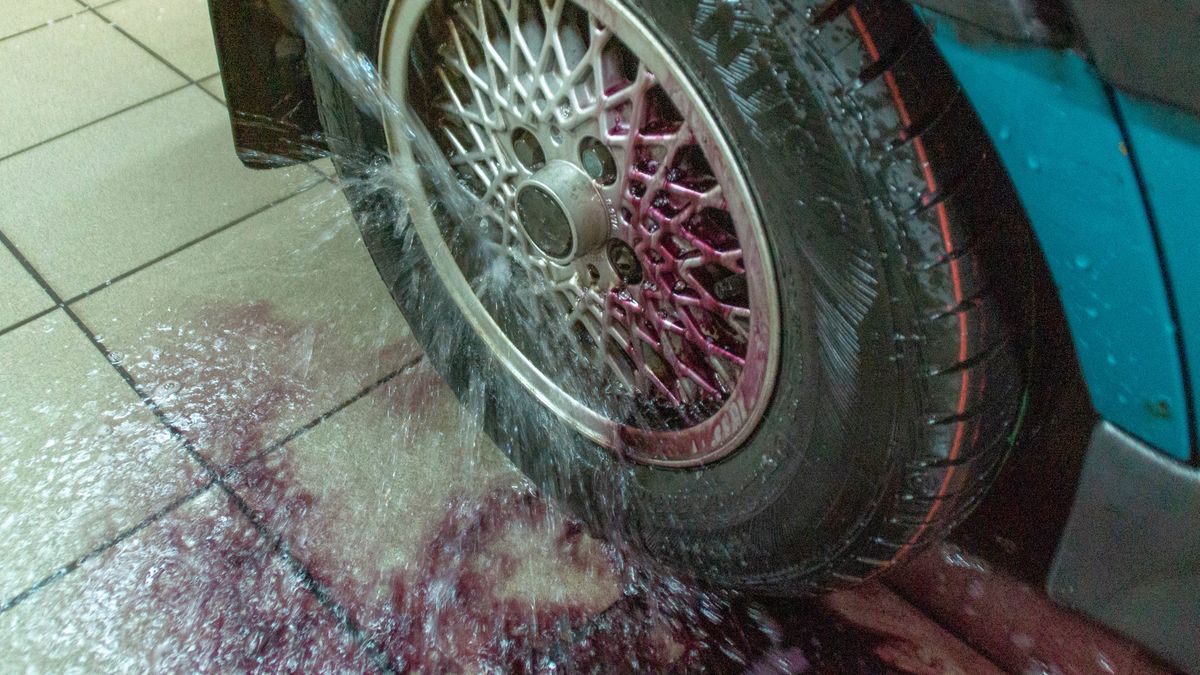 Wiele środków do czyszczenia felg daje tzw. efekt krwawienia.