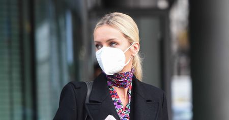 Agnieszka Woźniak-Starak przed studiem TVN. Wsiada do Fiata