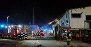 Pożar hali w Starachowicach. Tartak i skład drewna w ogniu. W akcji 23 zastępy straży pożarnej