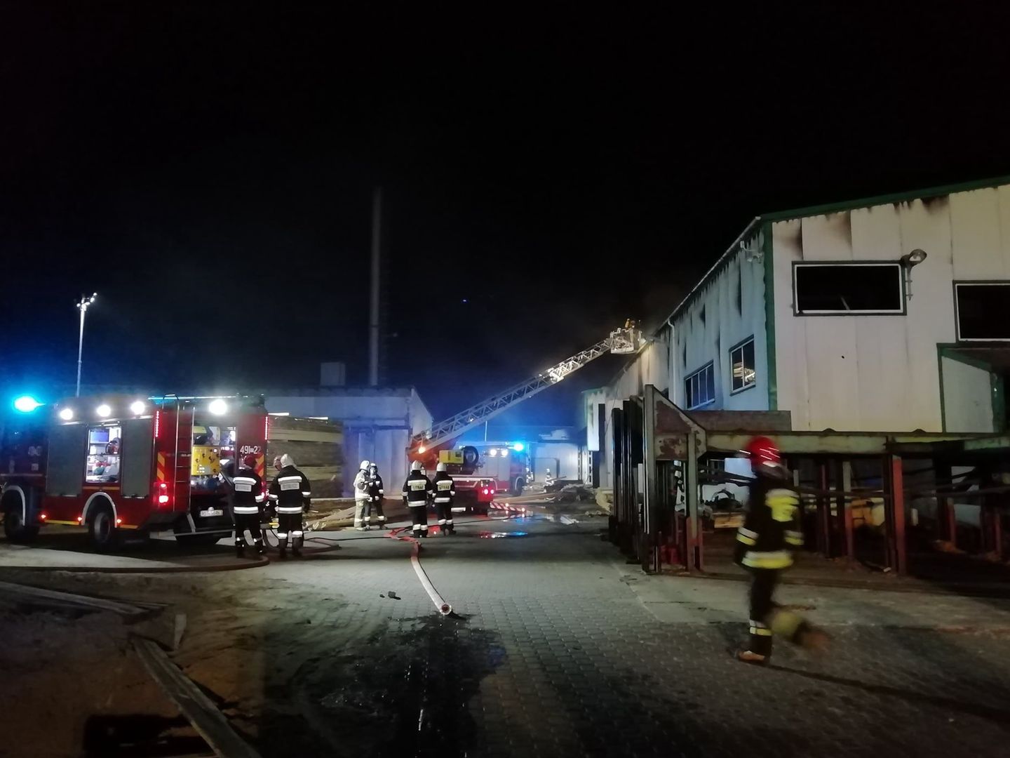 Pożar hali w Starachowicach. Tartak i skład drewna w ogniu. W akcji 23 zastępy straży pożarnej 