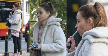 Naturalna Weronika Książkiewicz snuje się po Warszawie, WIETRZĄC gołe kostki i puszczając dymka z "elektryka" (ZDJĘCIA)