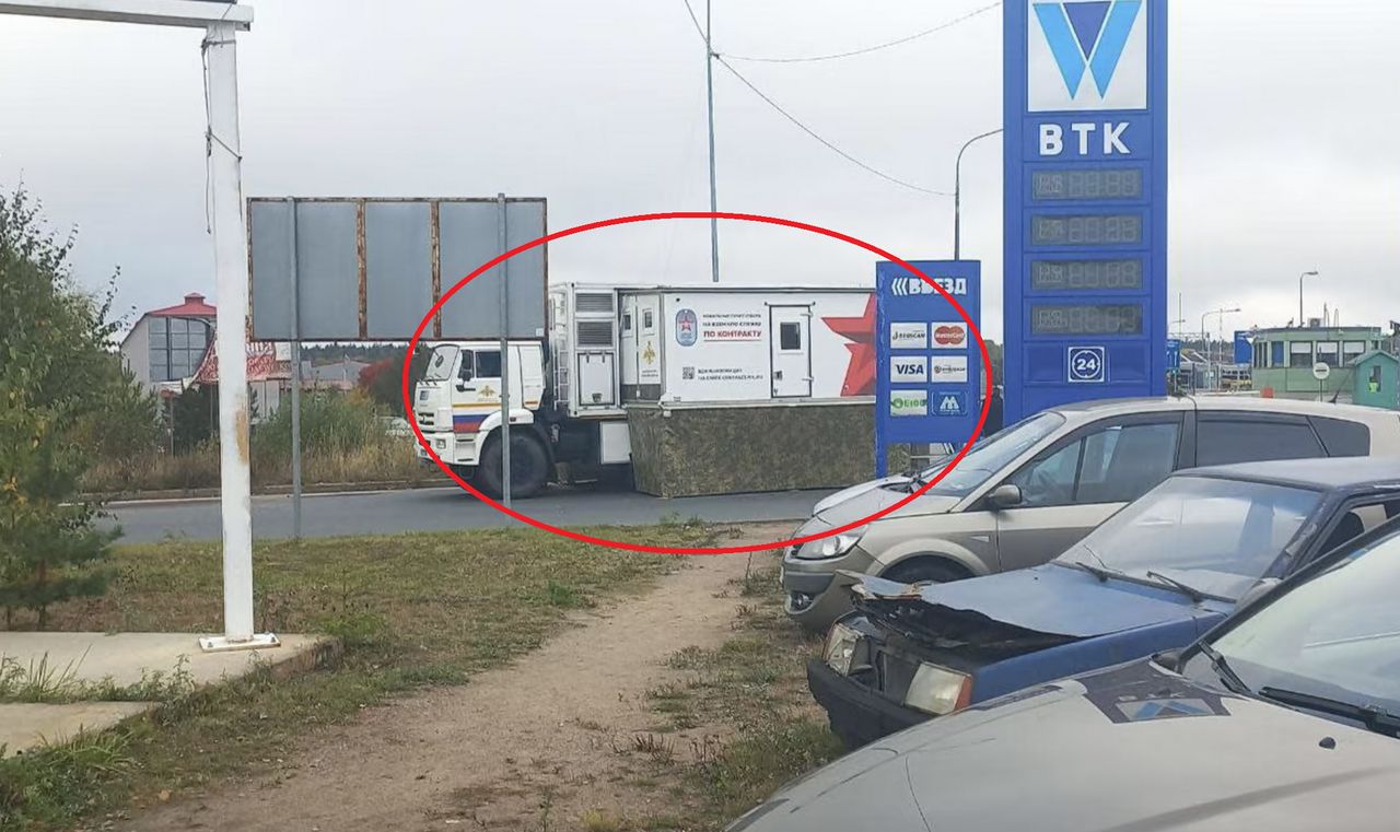 Widok takiej "ciężarówki grozy musi wprowadzać w stan paniki wszystkich Rosjan, którzy z kraju chcą uciec przed mobilizacją