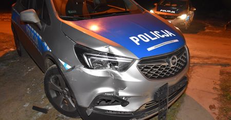 Staranował 17 samochodów i rogatki kolejowe. Pirat drogowy próbował rozjechać policjanta