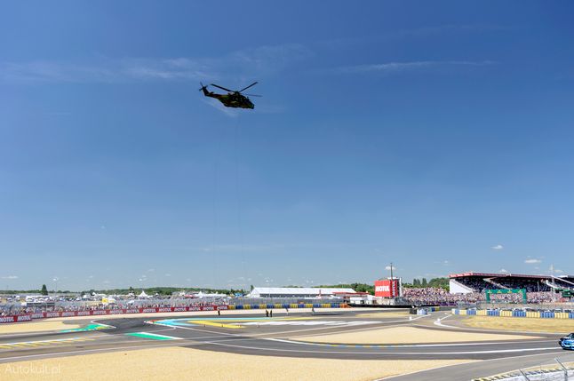 Tuż przed startem 24 h Le Mans - śmigłowiec francuskich sił powietrznych przeprowadza desant żołnierzy, którzy za chwilę ruszą z flagą na prostą start-meta.