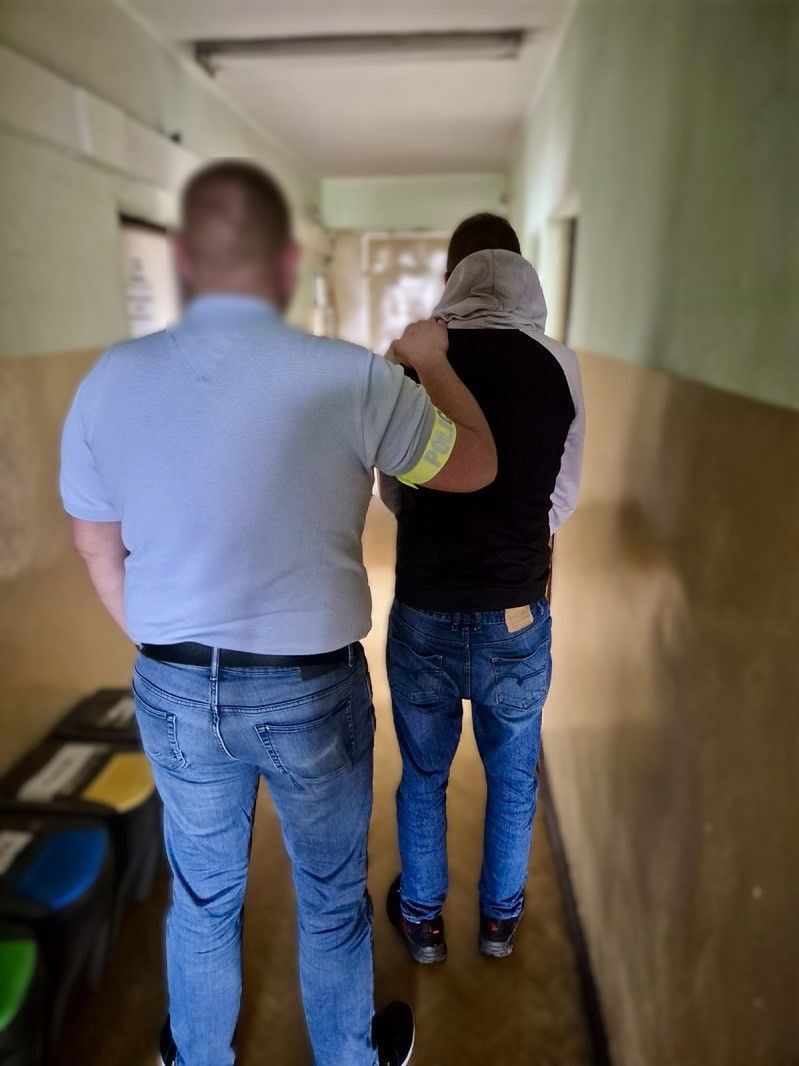 Tczew: Zniszczył ławkę, bo był zły. Grozi mu ponad 7 lat więzienia