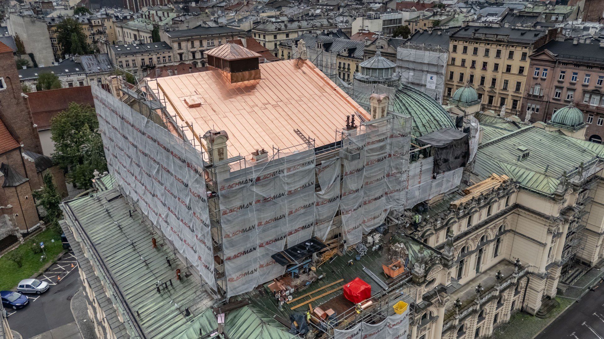 Częściowo dach pokryty już został nową blachą